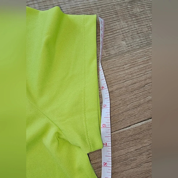 UNDER Armour V-neck Athletic Top. L - Picture 12 of 12